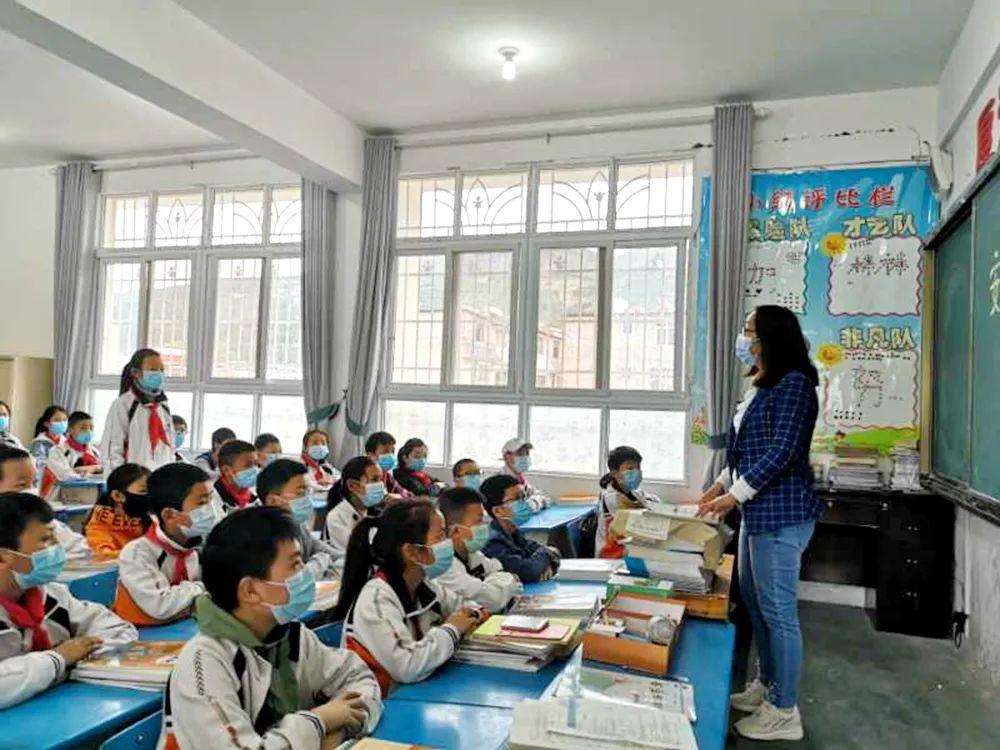 4月21日,越西县南城小学四五六年级开学复课,结合实际,学校以班级为