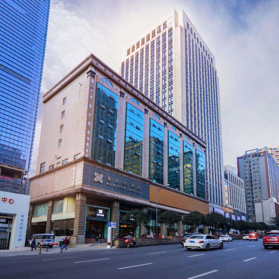 原创重庆观音桥九街路边成排烂尾楼浴火重生成慢生活不夜城街区