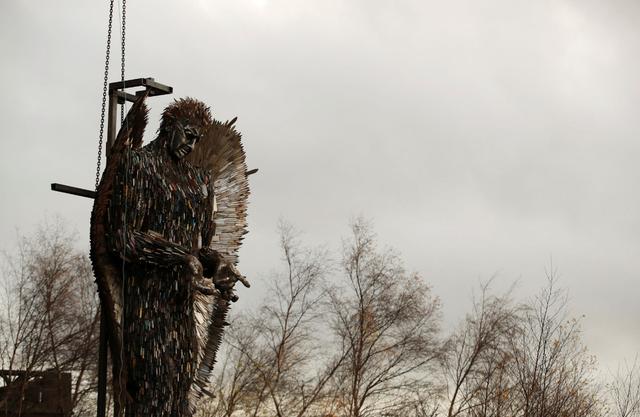 伦敦市区最著名的天使雕像由10万把刀制成每一把刀都意义非凡