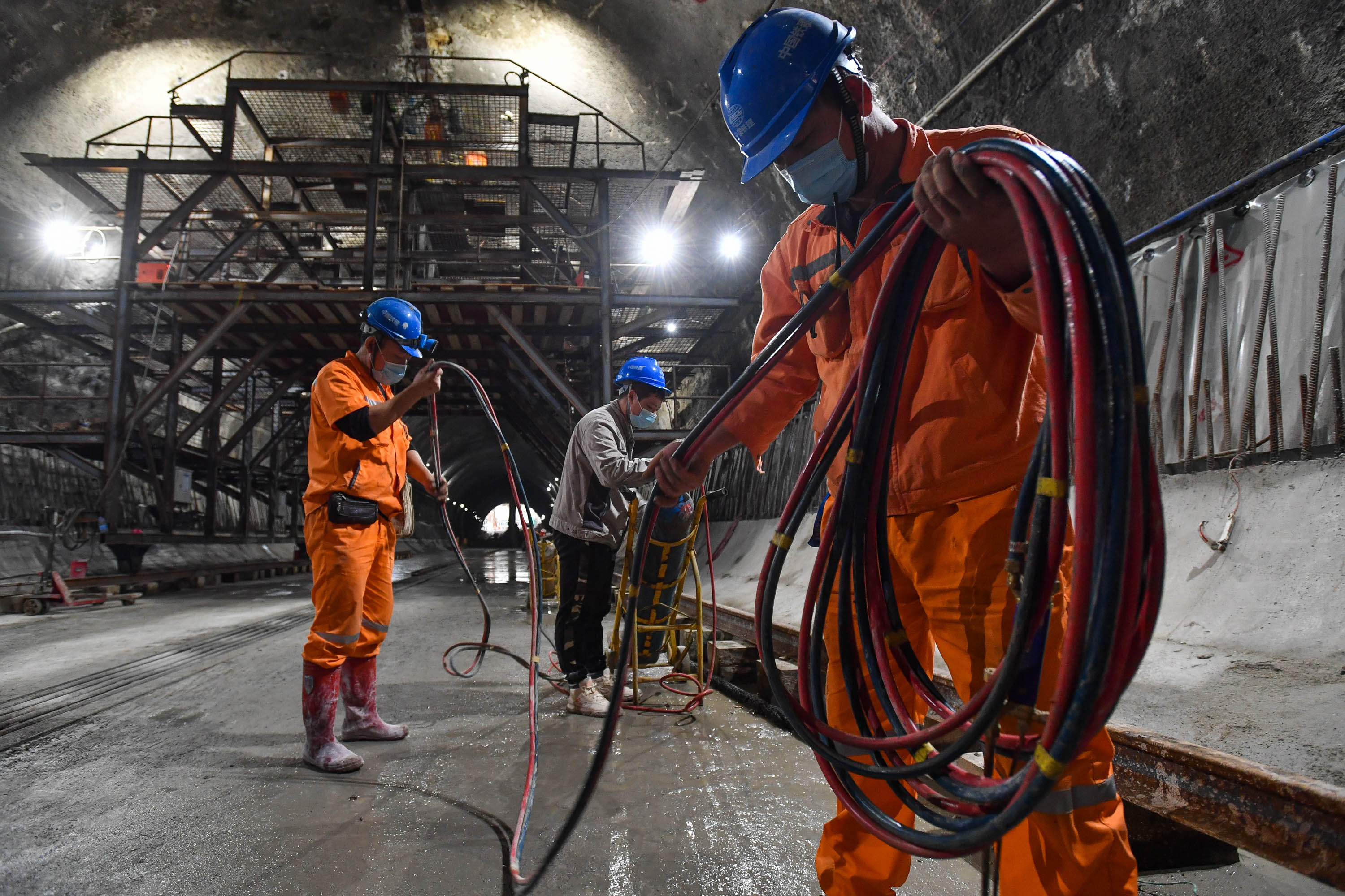 中铁十一局建设工人在广州地铁18号线番禺广场站施工,该站是一座长达