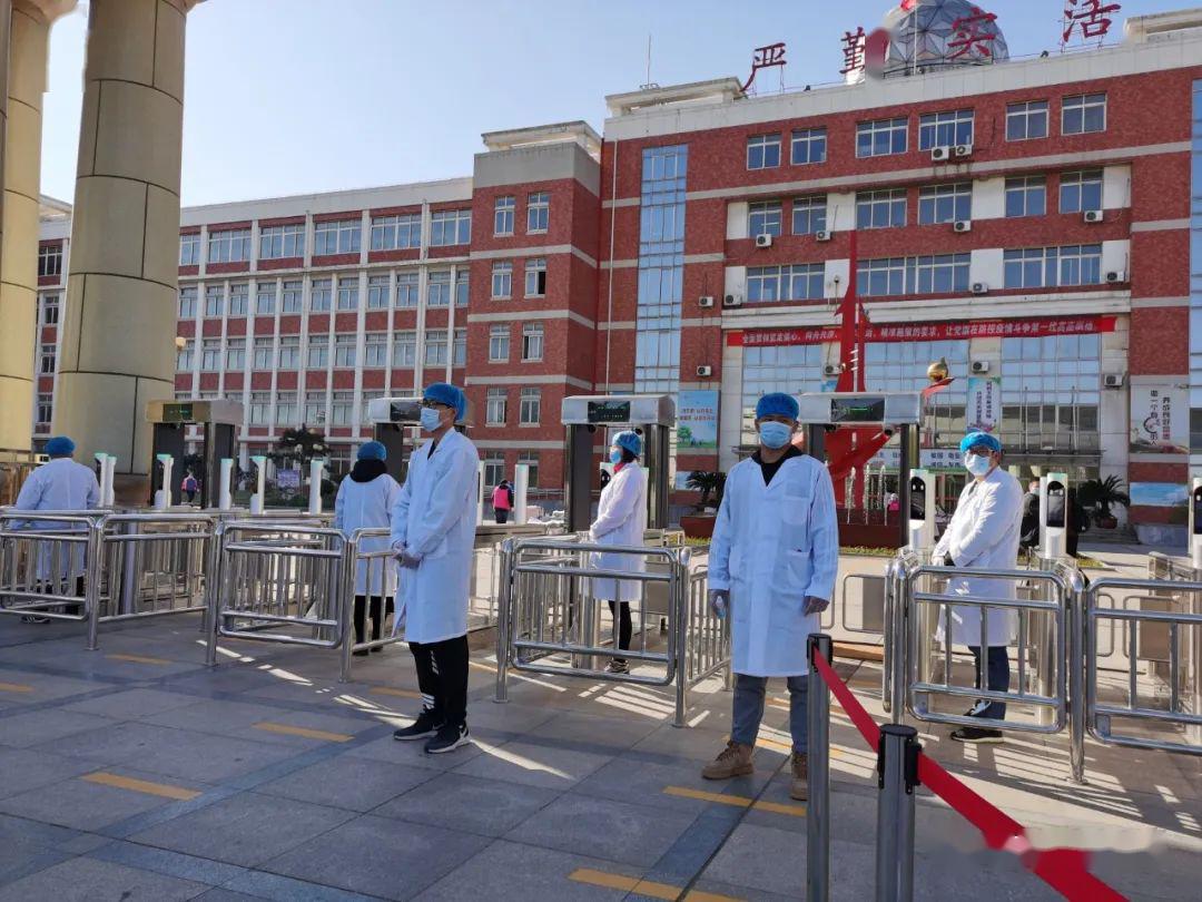 一中,二中,唐坊高中三所学校教师等候高三学子返校复学首日,唐山市副