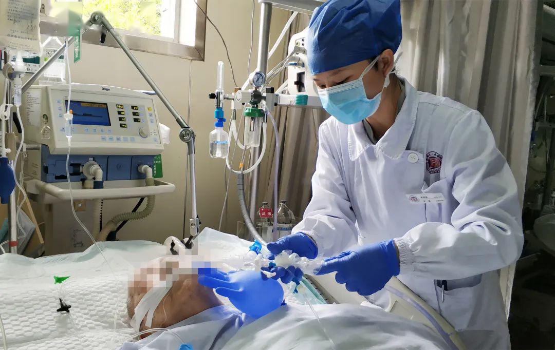 李英为上呼吸机的患者进行密闭式吸痰管吸痰"相比于普通患者,危重症