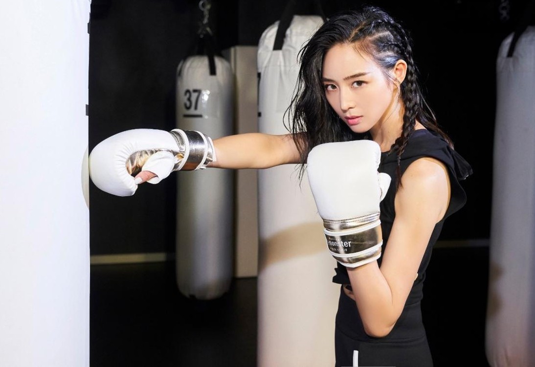 原创 张钧甯晒拳击照,脏辫发型搭配运动套装又a又飒,却被马甲线抢镜