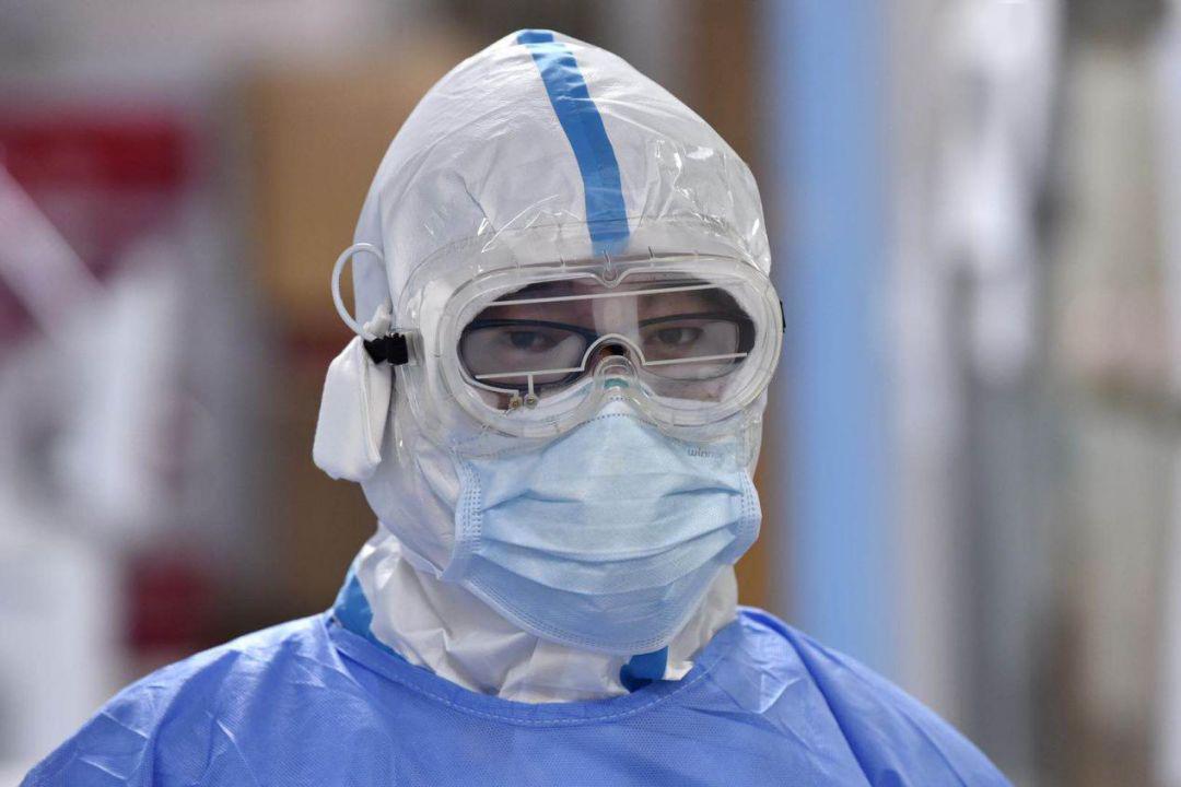 图:医务人员佩戴石墨烯防雾光疗护目镜由于新冠肺炎易人传人,在治疗