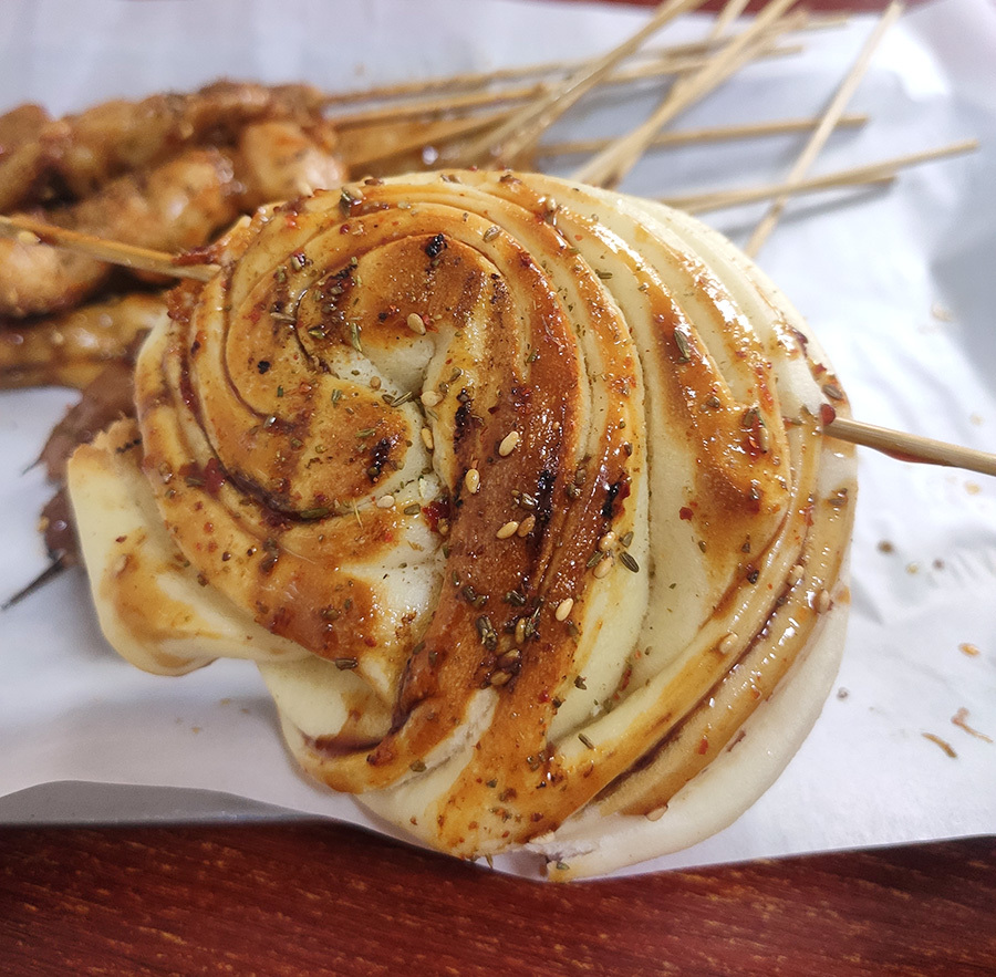 大饭店里的烤大花卷图片