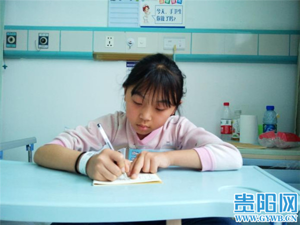 脊柱侧弯面临瘫痪仍不忘做作业11岁女孩我还能回校园吗