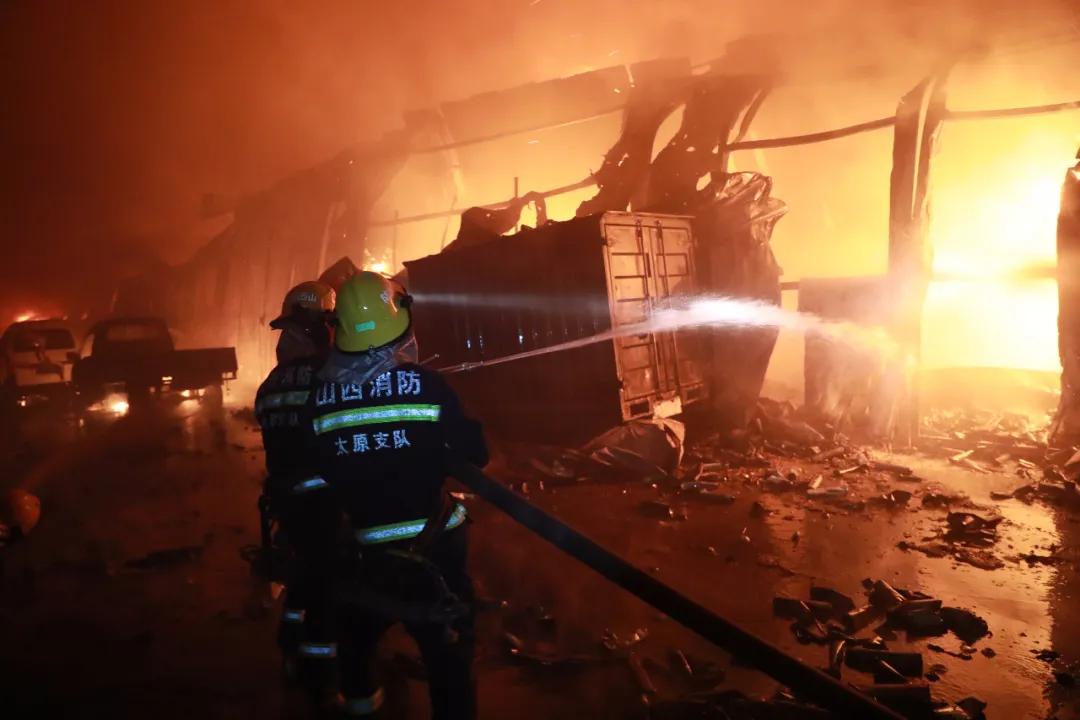 山西太原东坪村一日化品仓库发生火灾消防指战员彻夜扑救