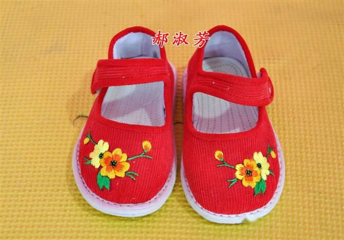 名称:绣花手工儿童布鞋价格:42元规格:14-20码名称:拼接风手工儿童
