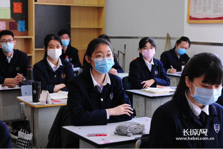石家庄外国语学校学生重新坐回了久违的教室.