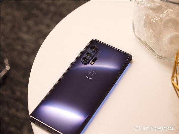 摩托罗拉edge和edge 续航能力方面:edge内置一块4500毫安电池,支持18w