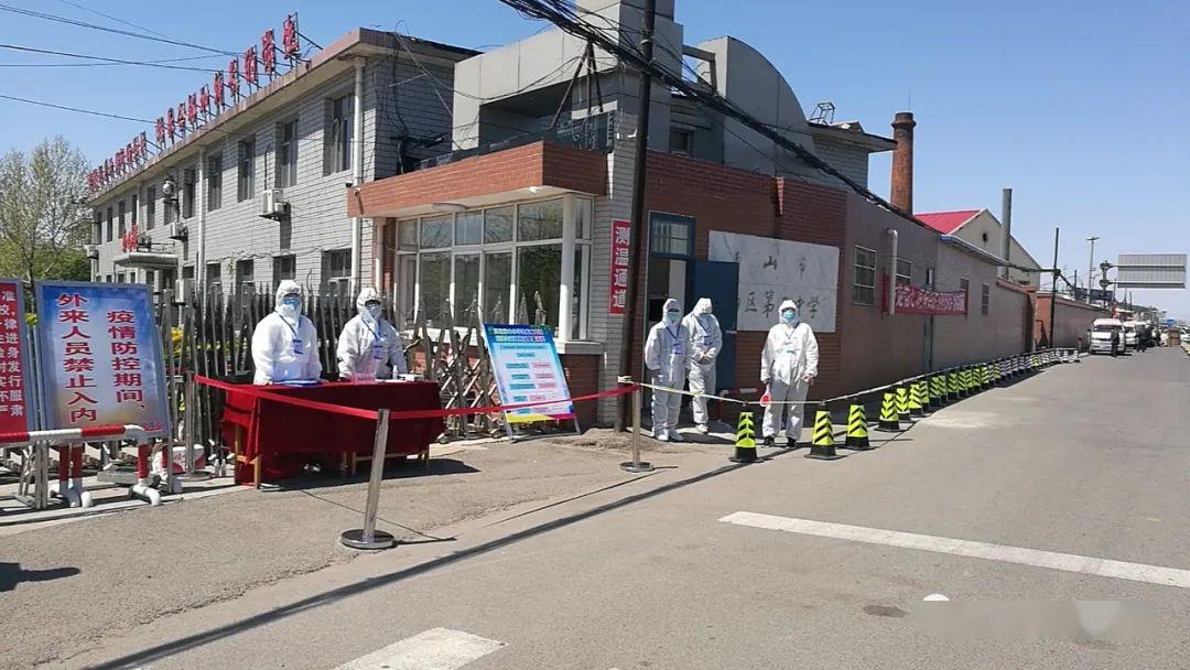一中,二中,唐坊高中三所学校教师等候高三学子返校复学首日,唐山市副