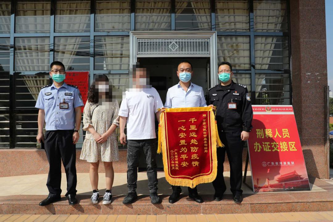 康縣司法局雲臺司法所遠赴千里接送刑滿釋放人員回家67