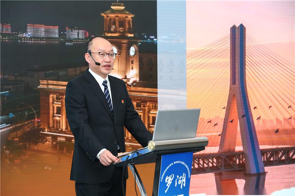 图为深圳市罗湖区住房和建设局局长马晓东在作主题介绍.