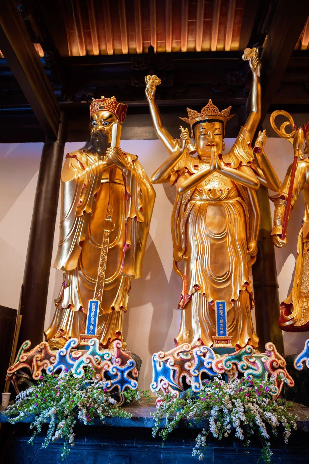 在每一尊二十诸天圣像前也都供以绣线菊,杜鹃等当季花材,取其一期一会