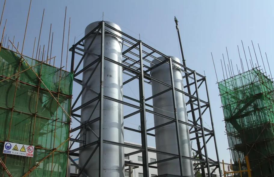 空分冷箱内设备安装完成,仪表开始安装中煤鄂尔多斯能源化工有限公司