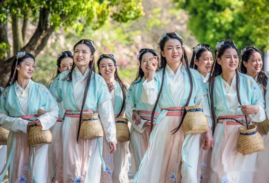 舒城真会玩一群古装美女采茶场景震撼来袭