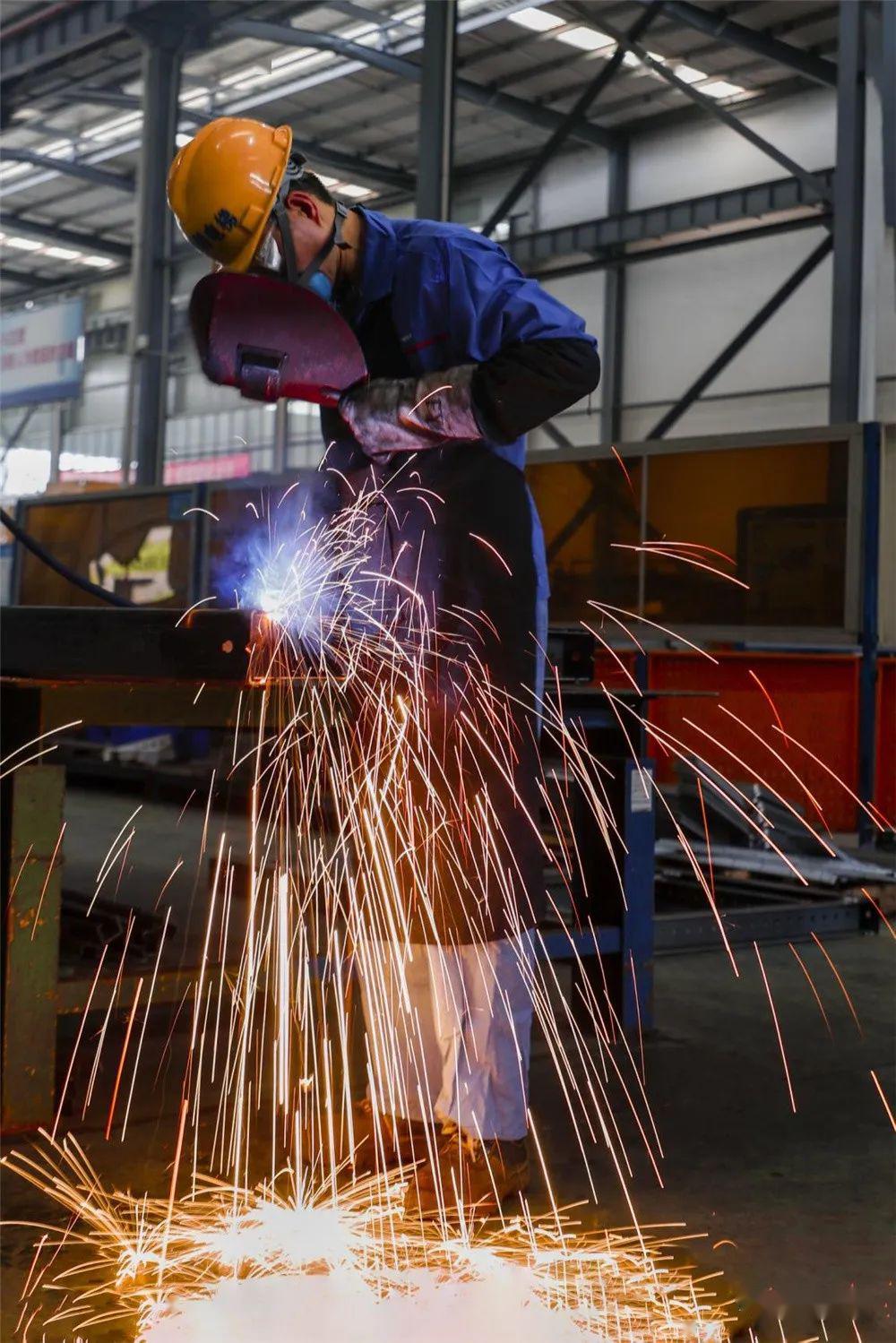 "焊接主要分为平焊,立焊,仰焊等几大类.