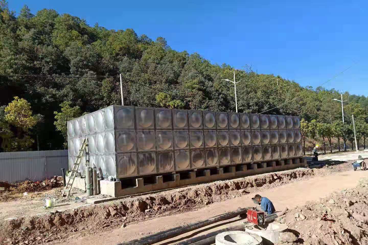 广东梅州1000吨山上不锈钢养殖水箱安装中不锈钢养猪场水箱定做