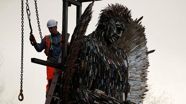 伦敦市区最著名的天使雕像由10万把刀制成每一把刀都意义非凡