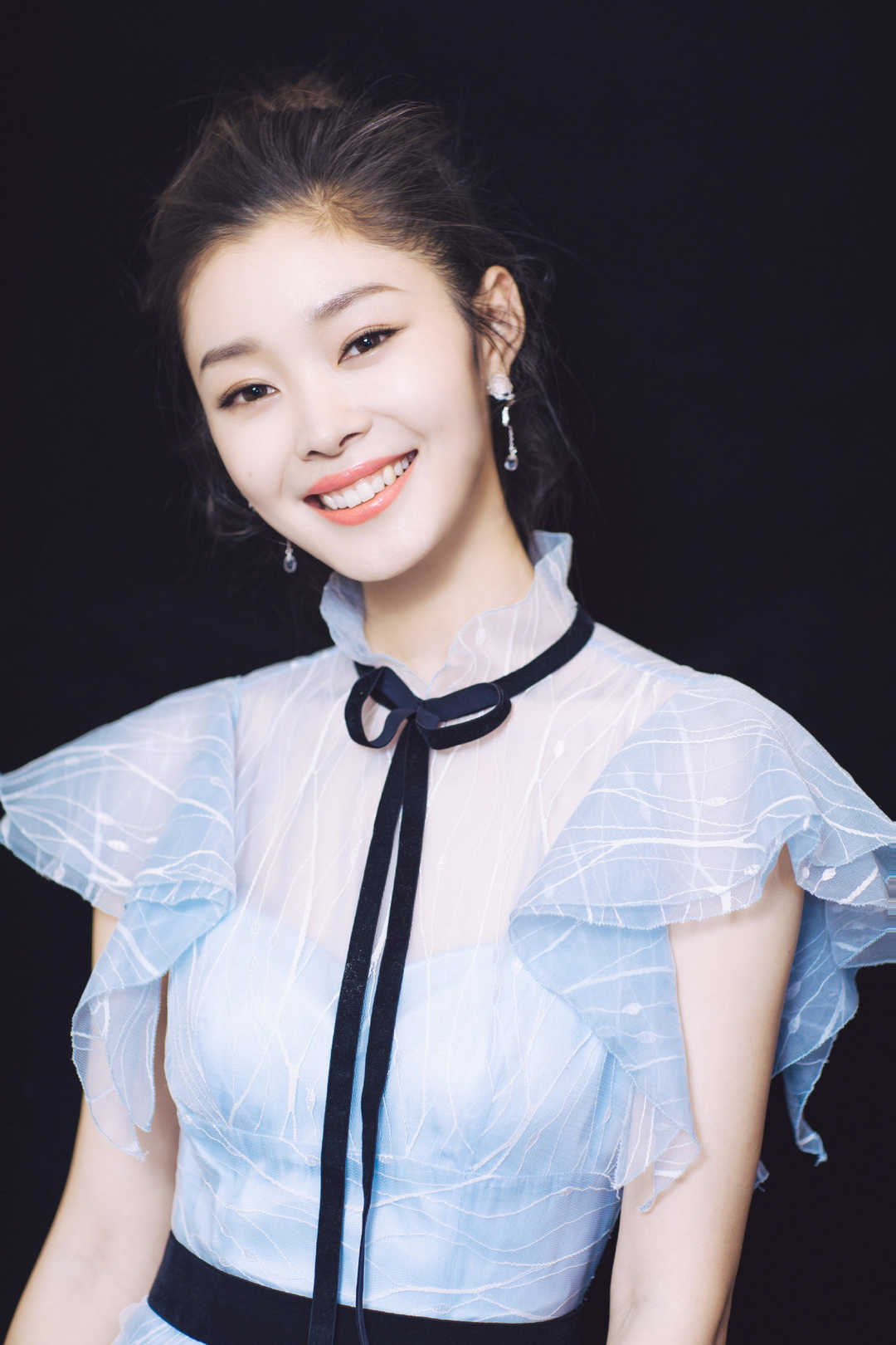 原创宋轶美如初恋女友扎丸子头配一件浅蓝色的薄纱连衣裙优雅迷人