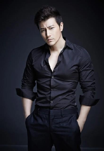 穿衣显瘦,脱衣有肉!40岁的许绍洋,八块腹肌,完美身材让人惊讶