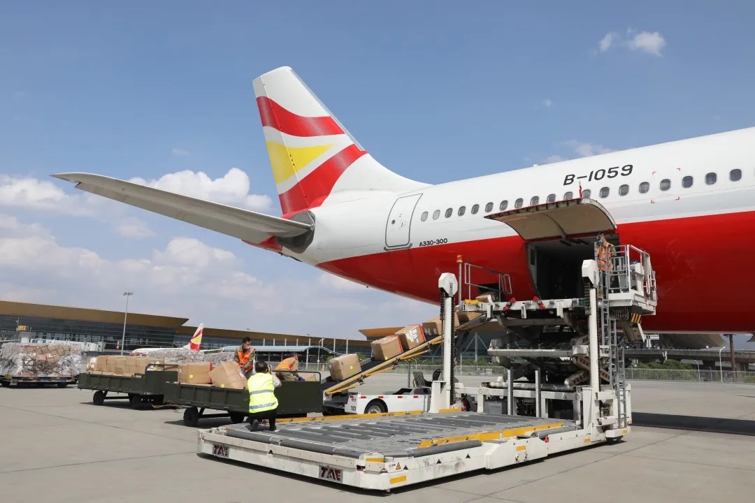 祥鹏航空首个腹舱载货航班顺利抵达曼谷