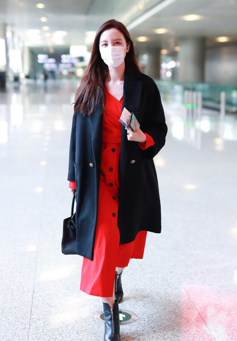 张萌可真懂时尚红配黑提升气场休闲出街都显霸气十足