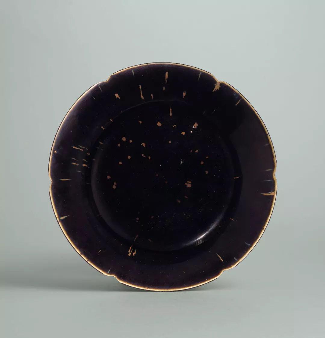 将于2019年5月29日佳士得香港拍卖的北宋 定窑黑釉褐斑花口折腰盘尺寸