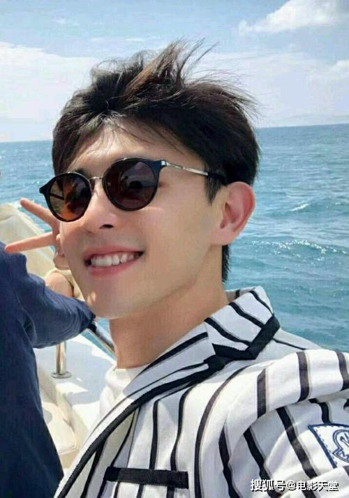 假扮孕妇邓伦肚子鼓鼓笑出大牙极限挑战又耍花样