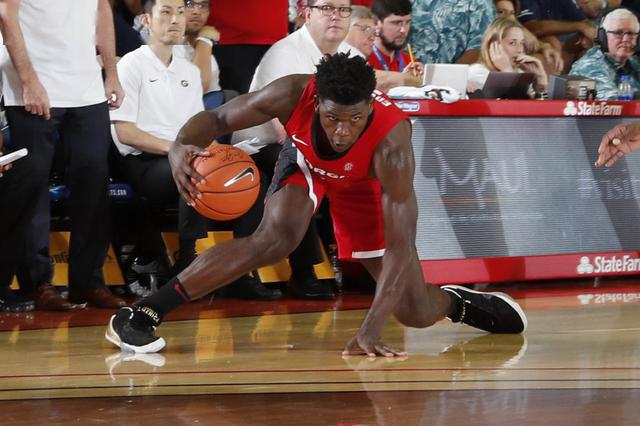 体重225磅(约102公斤),算是矮壮型的后卫,他的体能风格受到美式足球的