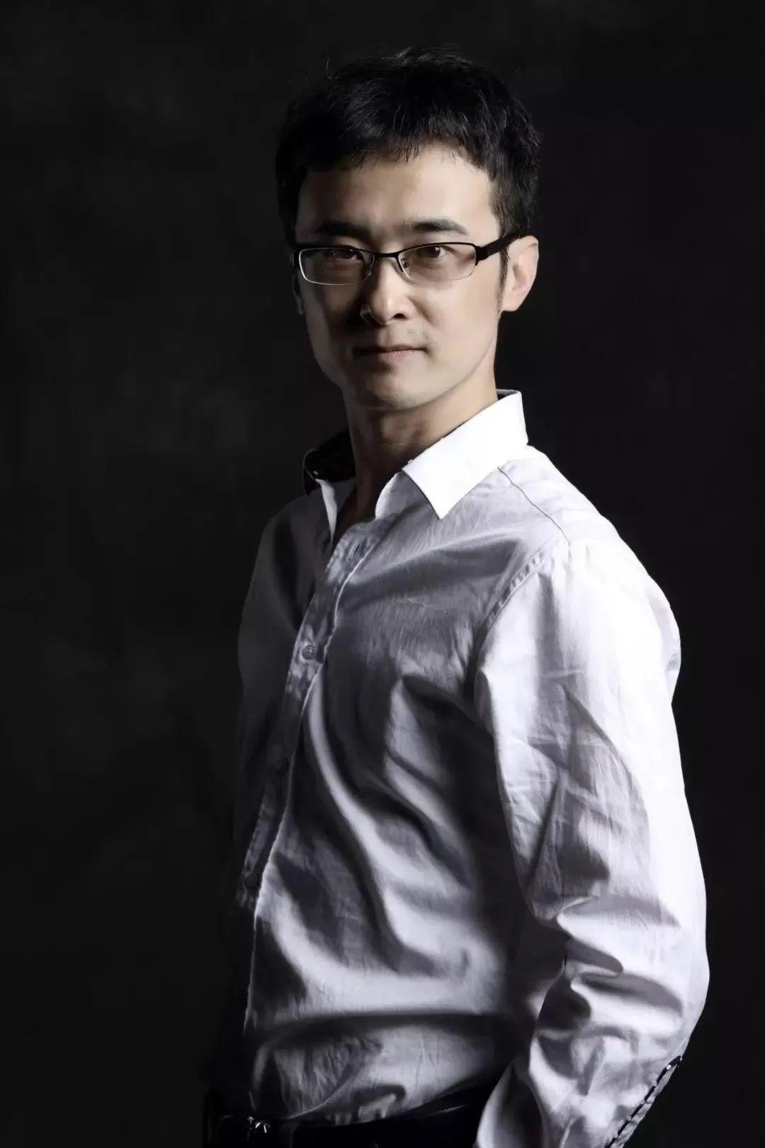 世界读书日编导胡岩与书的不解之缘纸扇书生英台初妆书痴