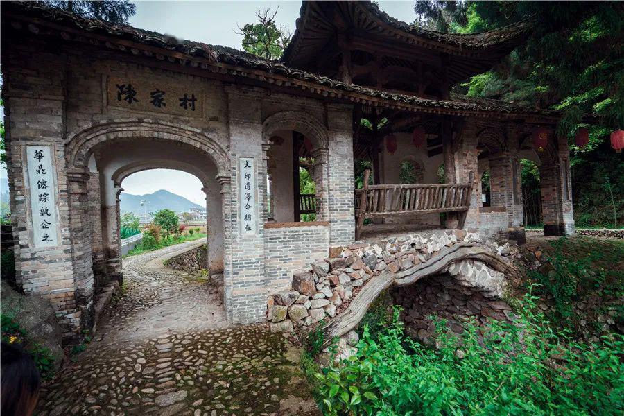 依山而筑,临水而居,古桥之多,苍老而纵横:单跨石梁的派岩桥建于1455年