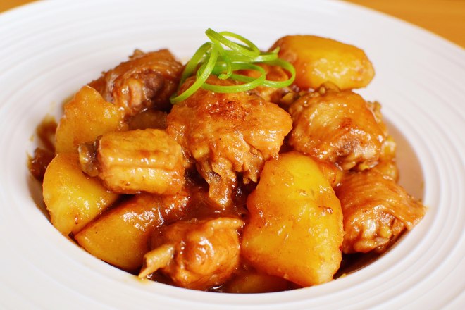 原创家常鸡肉菜谱土豆烧鸡翅做法简单美味下饭吃不腻动手吧