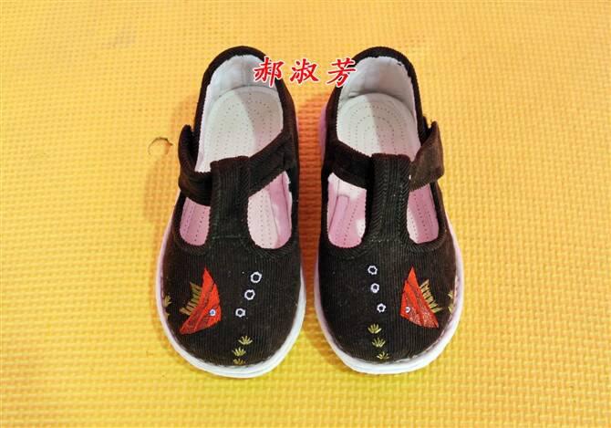名称:绣花手工儿童布鞋价格:42元规格:14-20码名称:拼接风手工儿童