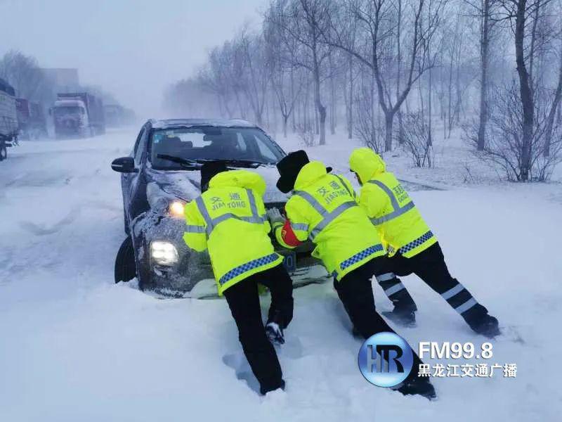 黑龙江突降暴雪!积雪比人高!雪堆里刨汽车!