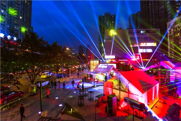 原创重庆观音桥九街路边成排烂尾楼浴火重生成慢生活不夜城街区