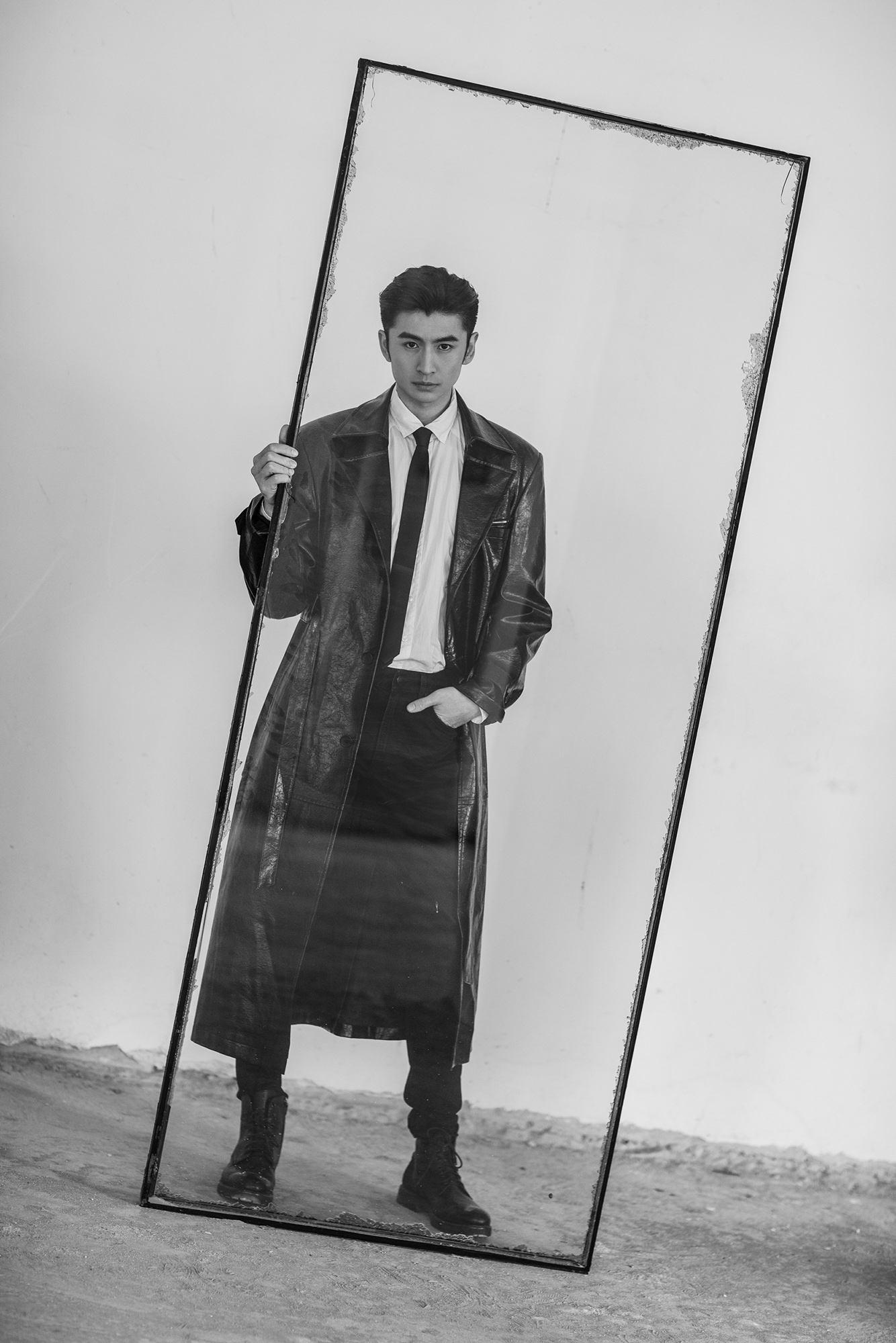 张云龙黑白格调大片框中人眼神静谧沉稳