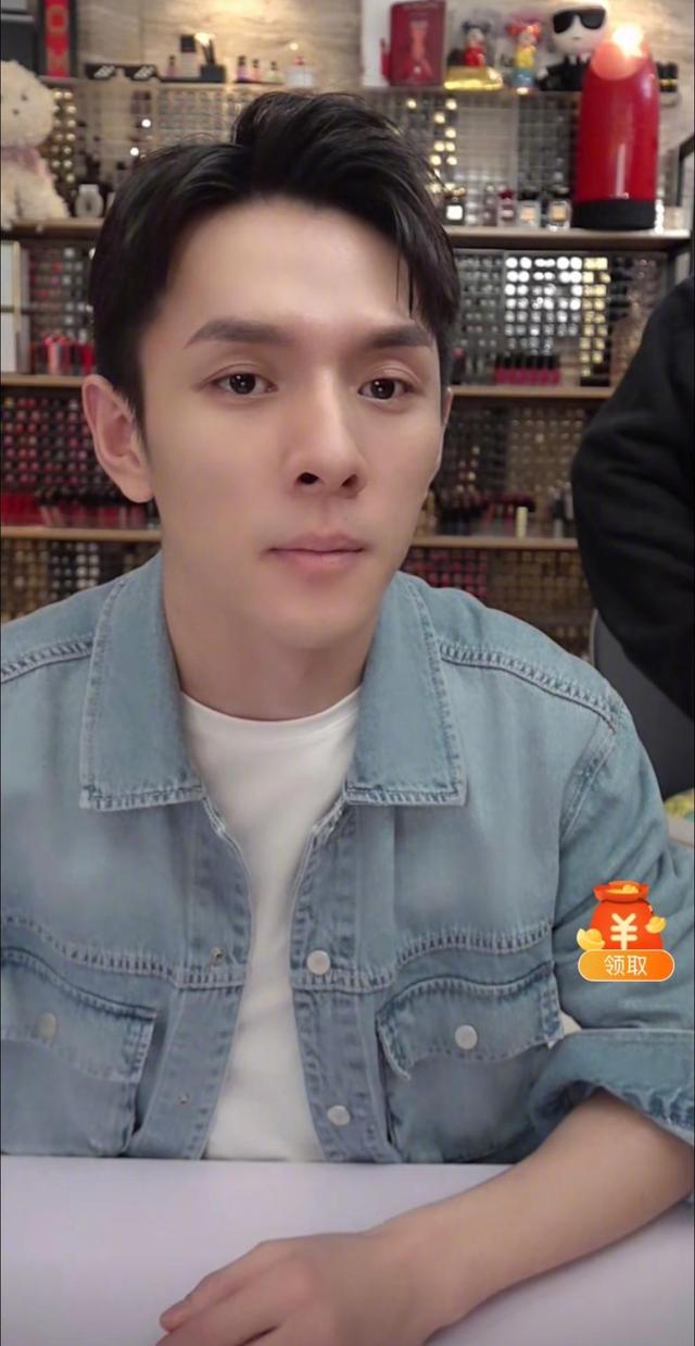 李佳琦直播未开美颜素颜出镜,肤色暗沉略显憔悴,五官依旧帅气_never