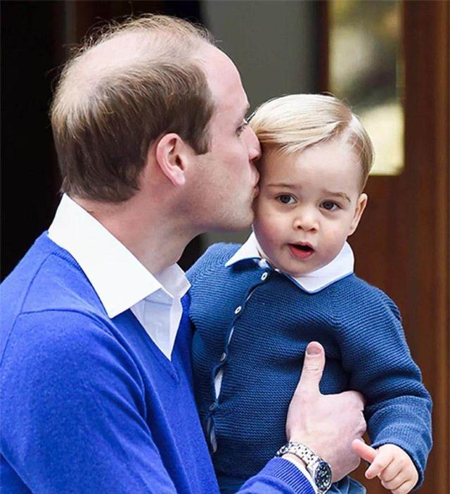 原创路易王子2岁生日照曝光手染颜料表情萌化比哥哥乔治颜值还高