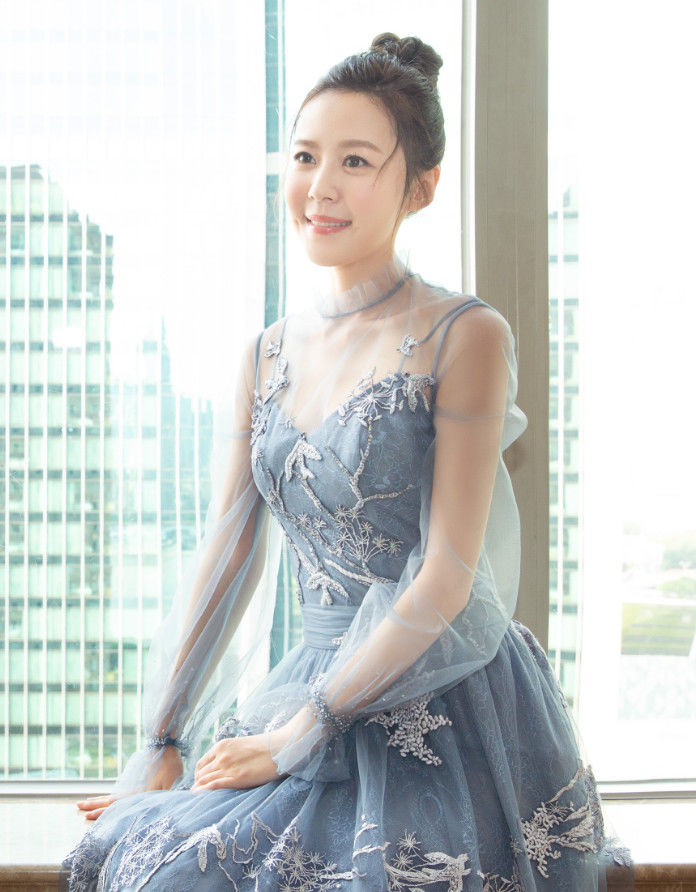 李金铭这次尴尬了,裙子上黏了半碗"大米":拿走拿走别客气!_身材