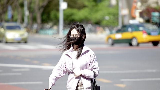 刮大风的时候,骑自行车也变得艰难起来,要么是顶风前进,寸步难行,要么