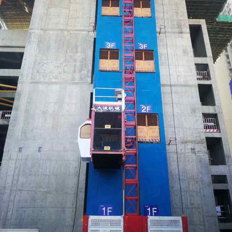 吊笼有垂直导向的人货两用施工升降机