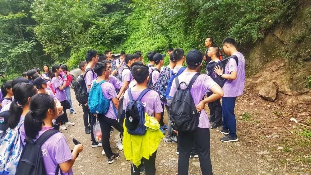 该课程由专业的户外教练及植物专家携手,让学生了解关于秦岭自然资源