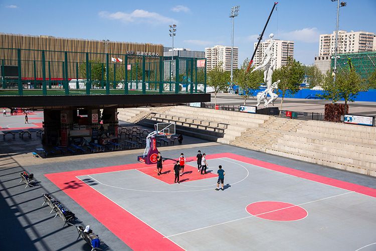 五棵松hi-park篮球公园,每块场地同一时段最多容纳12人.