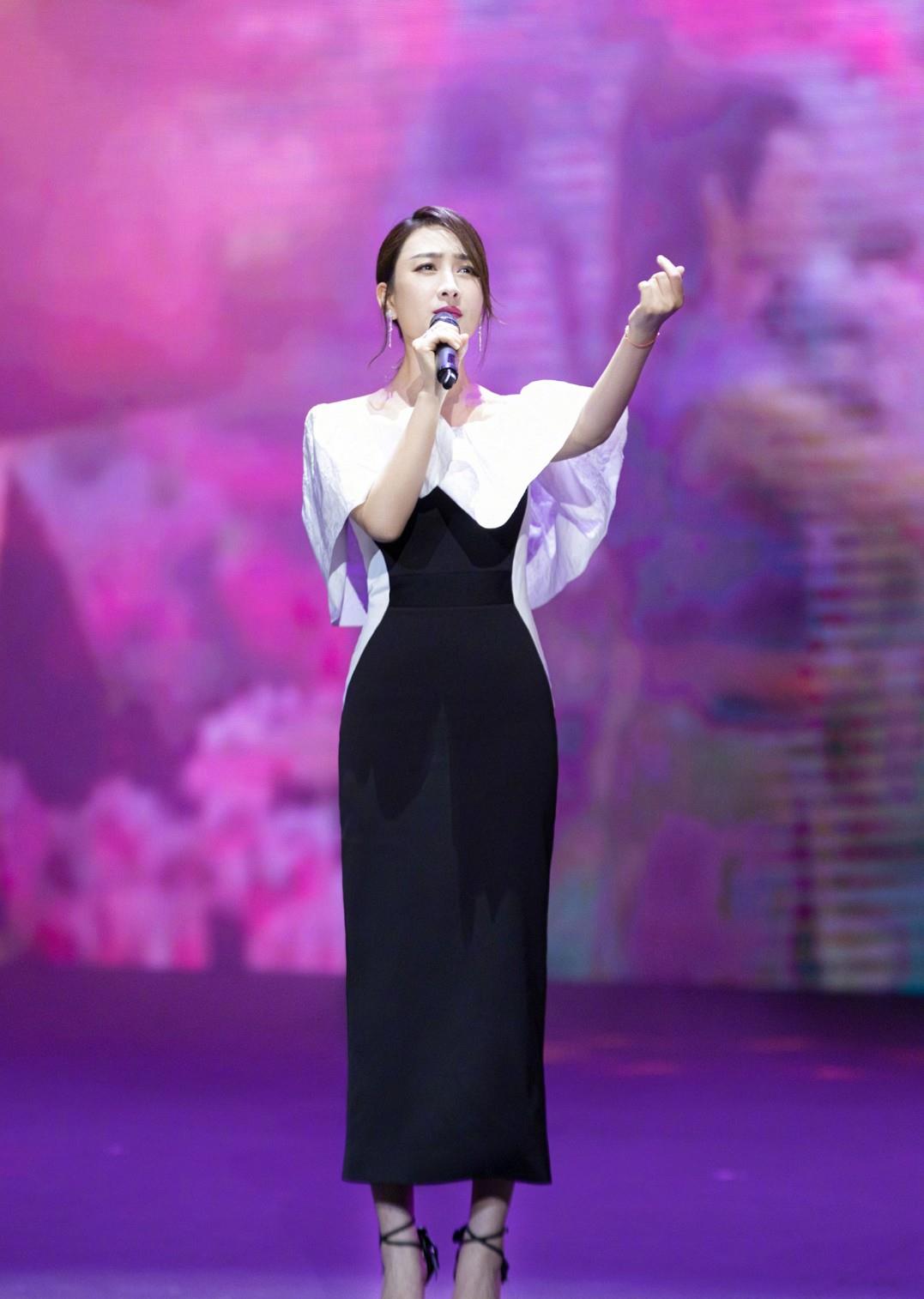 这张照片中马苏身穿一件拼接连衣裙,轻松显示出曼妙好身材,撞色风的穿