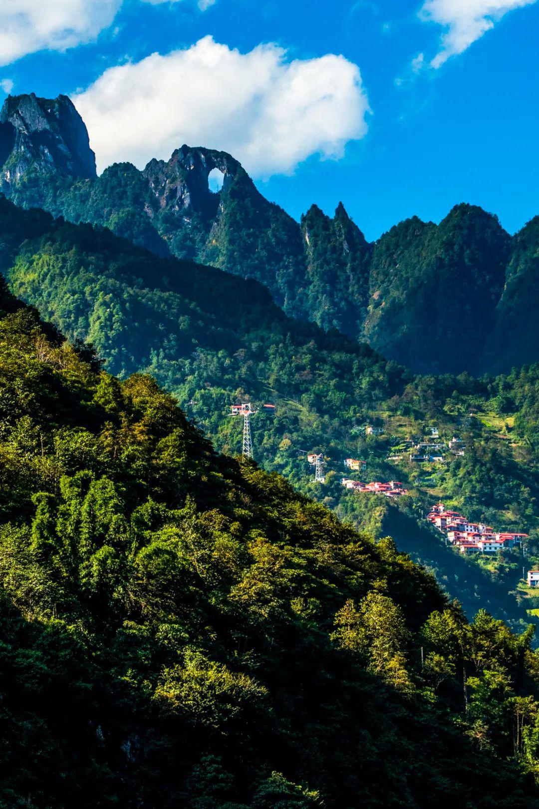 ▼(高黎贡山福贡县月亮石,摄影师@邓飞)取而代之的是漫山绿意山顶已经