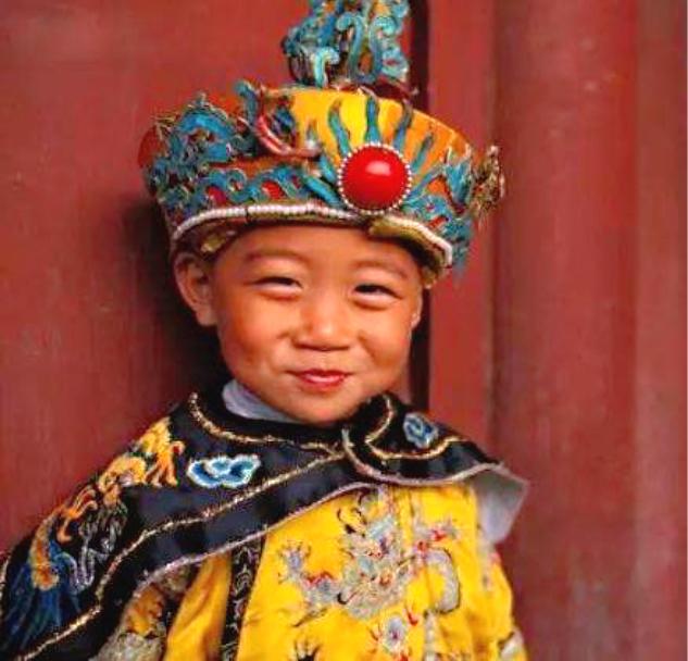 历史上最小的皇帝刚满100天登帝位母后抱其上朝