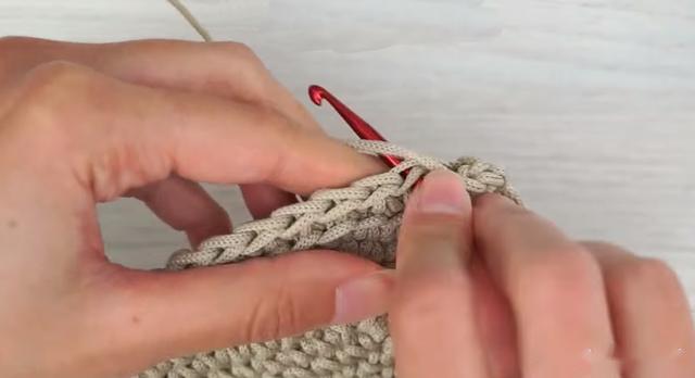 0mm的钩针,挑后半针不加不减连着钩两圈引拔针(每圈都是挑后半针钩哦)