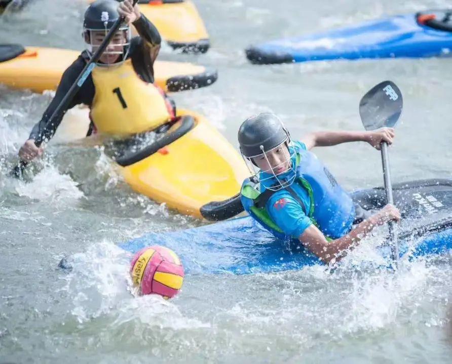 皮艇球运动已有100多年历史,也叫独木舟水球,轻艇水球(canoe polo)在