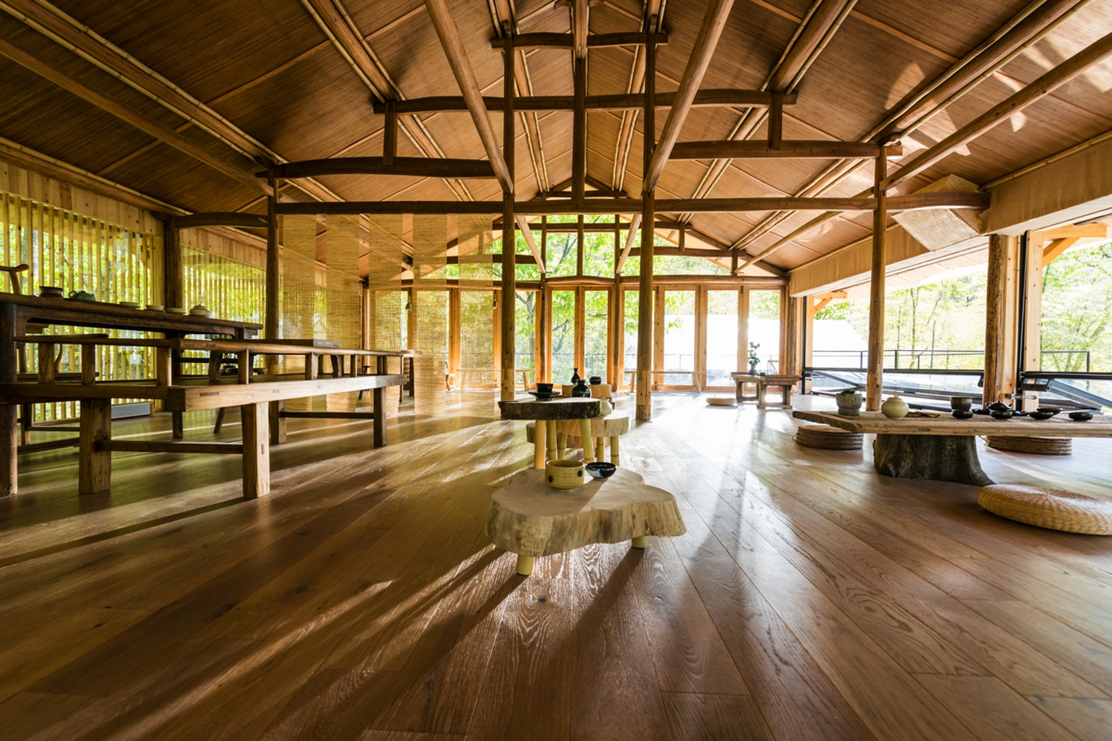 木头主题让这家民宿变的简约,玻璃屋顶让你躺在床上就能看星空